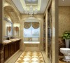 设计师对于卫生间的设计别出心裁，并没有采用通常的加盖桑拿房的做法，而是针对客户工作忙碌的实际情况，增加了足浴的空间。