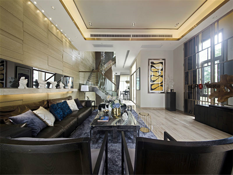 客厅图片来自朗润装饰工程有限公司在180平低调的奢华简欧的分享