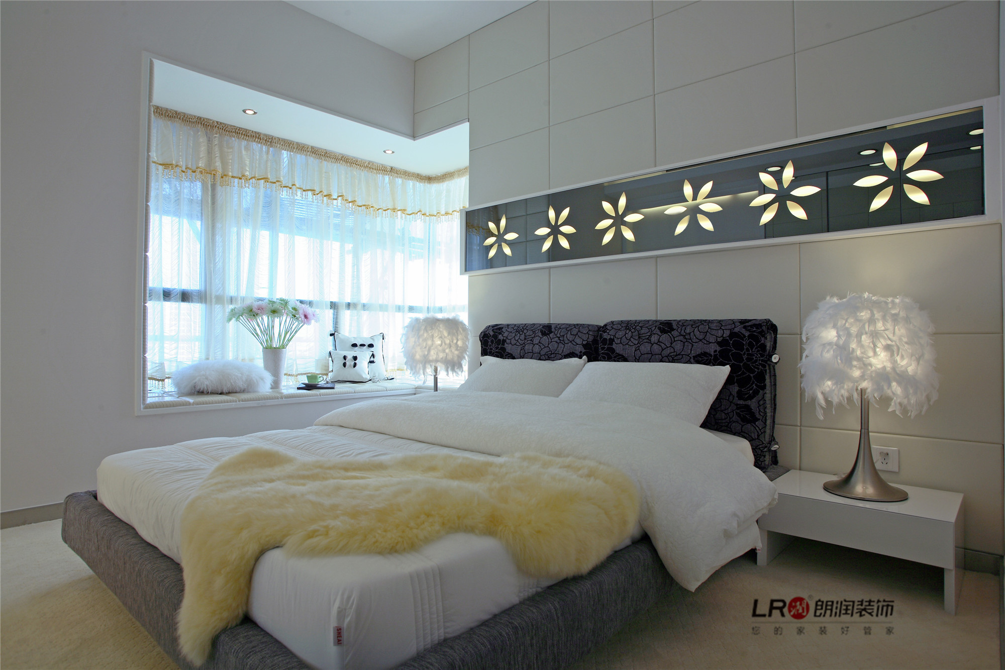 卧室图片来自朗润装饰工程有限公司在103平现代时尚三居室的分享