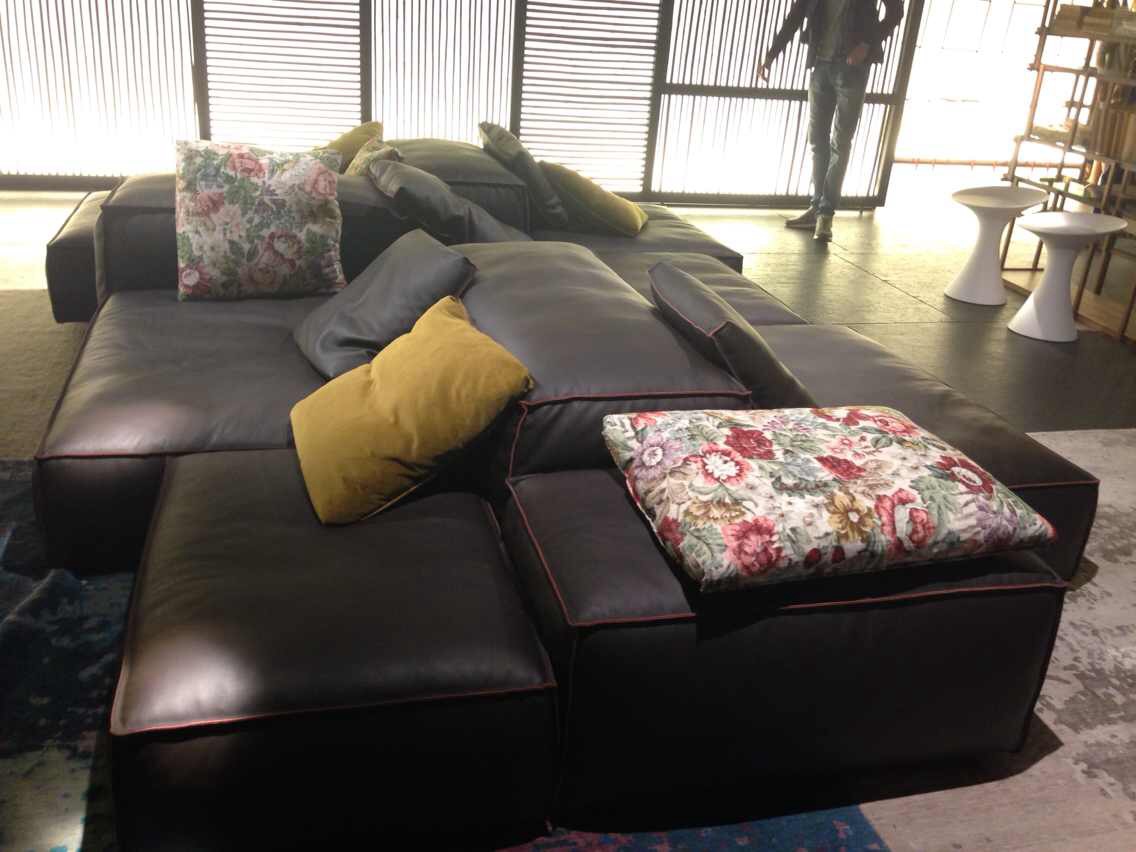 米兰家具展图片来自新浪直击米兰设计周在米兰家具展—LIVING多空间沙发的分享
