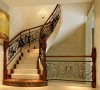 铁艺元素也是欧式风格中较为常用的元素，设计师将家中的楼梯与木艺进行搭配，当踏足楼梯时手上的触感更加温暖，但有些许降低铁艺的美观度，因此设计师将铁艺刷金做旧，较好的与木质扶梯嘉禾在一起。