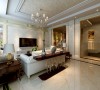 玫瑰湾 276平米 混搭风格，走进家中的客厅，引入眼帘便是白色的皮质沙发与金绿色的窗帘,，金色的去除，也减少了空间的压抑性，使得空间更加平易近人。
