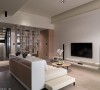 客厅的线条与立面干净纯粹，并以机能、形式、色彩及材质来形塑场域表情。