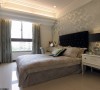 次卧室床头以具光泽感的图腾壁纸妆点，成为目光焦点，白色优雅的床边柜及梳妆台，让空间质感向上提升。