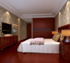 主卧作为业主休憩的场所，已不再需要过多的造型，红木色的的家具地板、搭配大面积的壁纸饰面使其整个空间更加富有层次。