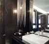 房内的卫浴空间，以立体砖延续男孩房的深色魅力，以水晶灯画龙点睛，打造低调奢华的质感。