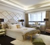 金色主题的主卧房，床头绷皮崁入BlingBling的水钻，营造雍容华贵的氛围。