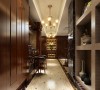 用小砖砌成走廊的展示架，吧台的设置给人以自然舒适的感觉，现代而又古典的气质。