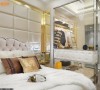 主卧室以「华贵柏金的低调奢华」为主题，与更衣室之间以玻璃区隔，精致的更衣室为卧室增色。