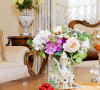 客厅一角，鲜花的点缀，让整个客厅洋溢着春天的气息。