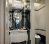 建商附设分区独立的日式卫浴规格，中央洗手台的开放空间接近餐厅，故以ㄇ字灰镜加上水晶灯、威尼斯镜的璀璨视效，塑造出精致的主题。