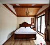 名雕丹迪设计——客房：仿古实木地板与实木天花板凸显舒适居家风情。