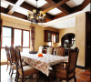 名雕丹迪设计——餐厅：配合传统实木家私，既突显传统风韵，又能体现休闲居家生活。