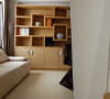 这套北欧风格书房，设计师采用了白色的沙发，来增添了整个空间的舒适度。