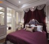 欧式风情为诉求的主卧房，床幔的浪漫衬以对称绷布线条，曲线导入十九世纪的新艺术风格走入居家场景。