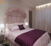 女孩房-粉色基调的女性卧室，强调夸张的床头造型，突破平面改以立体的弧形包覆，却也兼顾了睡眠需要的安定性。
