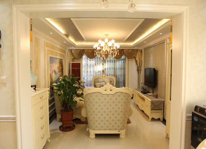 二居 欧式 收纳 旧房改造 80后 客厅图片来自陈珏玮在100平二房欧式装修柔和的色彩的分享