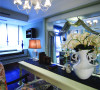 设计师采用了浪漫法式新古典风格为这栋房屋的主题，白色墙板线框造型结合清新的浅蓝色、优雅的浅紫色、怡人的灰绿色作为空间内的点睛色，营造出一个浪漫巴黎风情的居室空间。