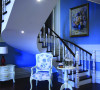 设计师采用了浪漫法式新古典风格为这栋房屋的主题，白色墙板线框造型结合清新的浅蓝色、优雅的浅紫色、怡人的灰绿色作为空间内的点睛色，营造出一个浪漫巴黎风情的居室空间。