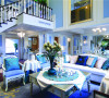 纯白的沙发、座椅点亮了整个客厅的视觉，欧式沙发尽显异域风情的华贵优雅，茶几上蓝色系的桌旗、烛台、餐具的搭配，让整体风格统一又有深浅的层次。