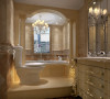 精致的石材砖搭配典雅的浴室柜，让空间顿时变得奢华高贵