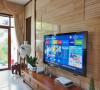 名雕丹迪设计——客厅电视背景墙：实木条及装饰墙纸为主体的电视墙更是体现了室内的简洁大气。
