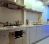 厨房整洁干净，设计合理，使用方便