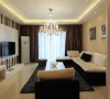 客厅简洁舒适，黑白相间的背景墙纸，线条平行，使整个空间更添活跃