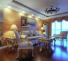 客厅沙发是典型的欧美风格，背景墙的油画更添艺术气息