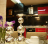 名雕装饰设计——厨房：运用玻璃、银镜极具透视感的材质使空间更加富有豪华现代风格