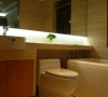 名雕装饰设计——卫生间：小空间亦有大作为，浴缸、洗浴盆、马桶合理设计，让整个空间宽敞明亮不少。