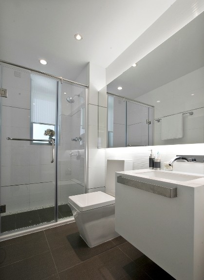 卫生间图片来自家装大管家在99平白色系简洁家 明亮宽敞舒适的分享