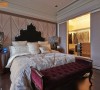 以米色高雅的空间基底，搭配V字元素的床头绷皮，还有能够明显表达主人房气势的床头片，一展奢华寝居风采。