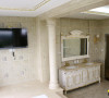 欧式风格500平奢华别墅装修——卫生间：卫生间设计独特，空间很大。大型浴缸配套电视机，让人在沐浴过程中享受舒适生活