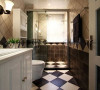 第五招：划分干湿区域
安装淋浴房，做出空间干湿分离。地面和墙体的瓷砖铺贴选择既跳跃又协调的拼花方式，色调也以黑白黄为主。洗手柜提供了收纳空间。