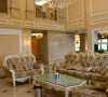 欧式风格500平奢华别墅装修——客厅：客厅作为接待区，两层高的空间设计，搭配欧式经典家私，更是充分体现其奢华气质。