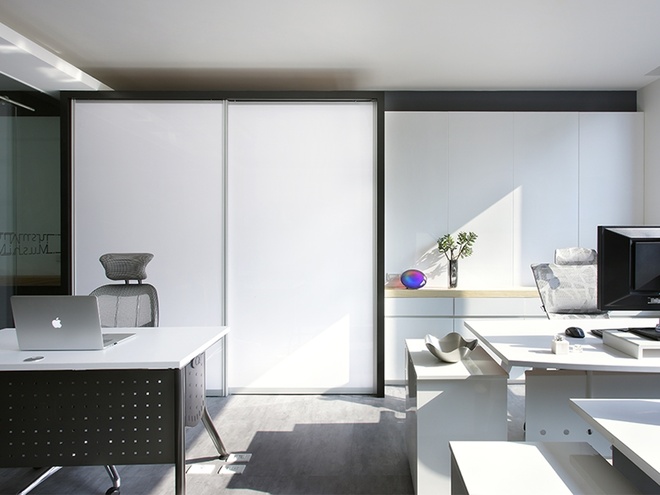 现代简约 办公空间 私人空间 灰白 客厅图片来自木子鑫在69平米灰色阶office公寓的分享