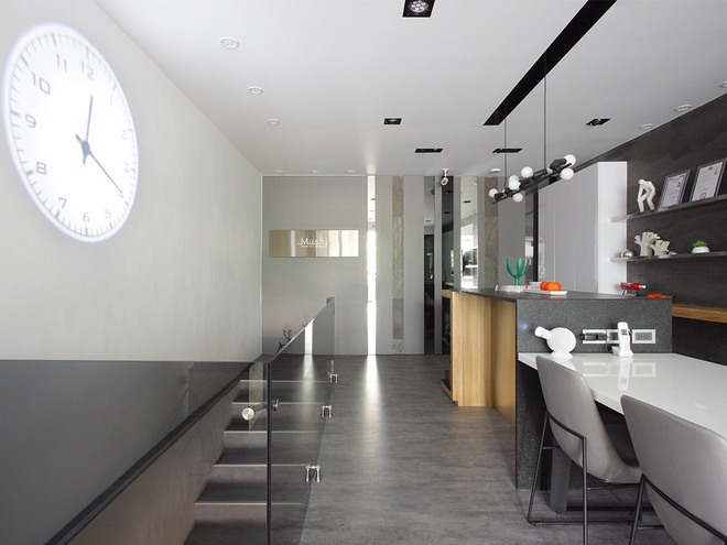 现代简约 办公空间 私人空间 灰白 楼梯图片来自木子鑫在69平米灰色阶office公寓的分享