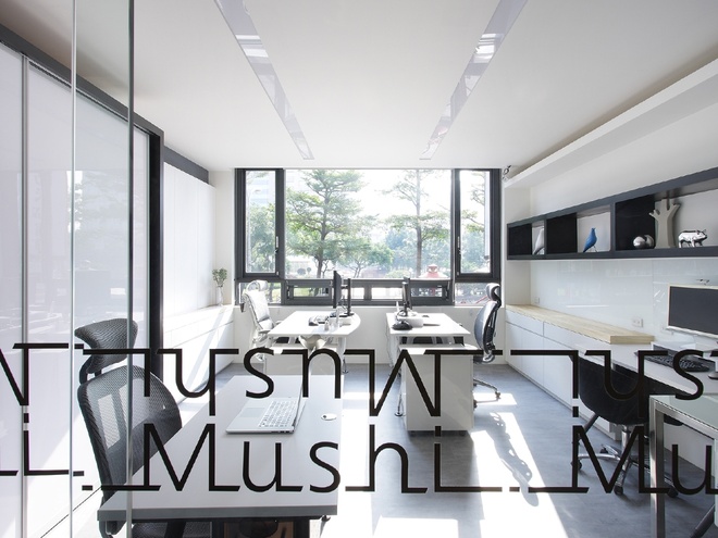 现代简约 办公空间 私人空间 灰白 书房图片来自木子鑫在69平米灰色阶office公寓的分享