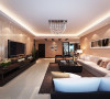 温馨、大气的客厅里，简约、优雅的线条使空间带给人开阔、舒适的视觉享受。