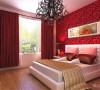 主卧室采光特别充足，窗帘为迎合整体色调统一选择了红色的布艺窗帘，床头背景用现代简约非常时尚浪漫的红色玫瑰花壁纸做了装饰，整体墙面刷了淡红色乳胶漆，为了整体色调统一