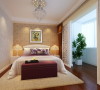 金黄色的背景墙，柚木色的地板，配上乳白色镂空雕花屏风，整个空间舒适温馨。
