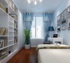 次卧选用了很淡的蓝色调，乳白色的书柜、黑白的艺术照，空间舒适典雅，还充满了艺术气息。