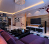电视墙面和沙发相印的紫色搭配出业主骨子里的高贵，顶面的直线造型吊顶增添空间的层次和增强光线。