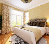 卧室采光良好，加以窗帘的点缀，更加活泼自然