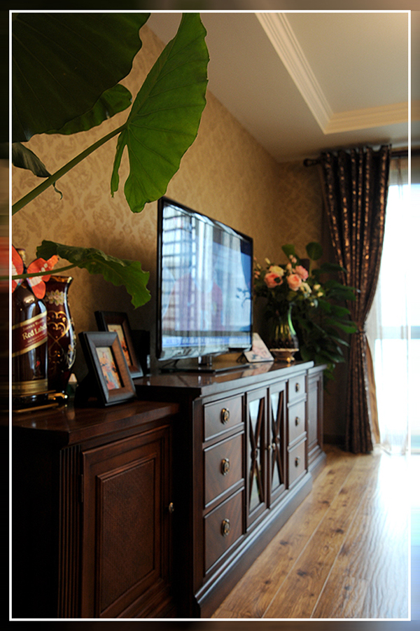 客厅图片来自徐春龙设计师在美式混搭风格美丽家的分享
