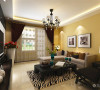 浅咖色沙发让客厅显得更加温馨，与浅色的地砖相呼应，加上深色的家具显得空间拥有层次感