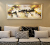 亮点：沙发背景墙装饰画和沙发搭配的色调，使整个空间雅致，更加和谐。