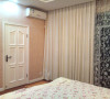 门，窗帘均使用白色系，壁纸则采用暖色系，配合起来更加柔和