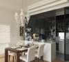 通透的厨房大面积的黑色钢化玻璃和客厅黑色玻璃天花的运用，质感对比强烈，立体感强，有拉升空间的视觉美感。